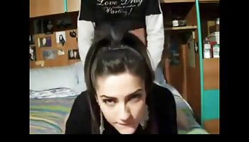 La splendida MILF prova vari tipi di lingerie in camera da lesbiche mature porche letto