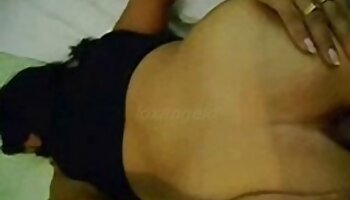 Tiny Teen donne porche porno salta il suo vicino muscoloso per il suo compleanno