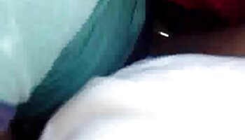 MILF disperata donna d'affari mostra le sue tette e si fa scopare al banco porno mamme porche dei pegni