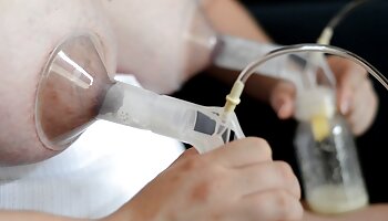 Ragazza asiatica viene vecchie troie porche sondata e colpita con i giocattoli