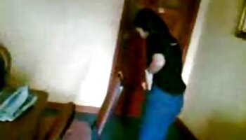 Alyona è una ragazza giovane e sexy ed è seduta sulle ginocchia del nonne disinibite suo vecchio tizio sexy