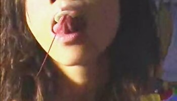 La signore porcellone bella Angelica si fa infilare il cazzo in profondità nella sua dolce figa e scopare