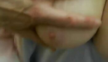 Bionda sporca con donne porche foto i capelli corti a pecorina sulla scrivania del banco dei pegni